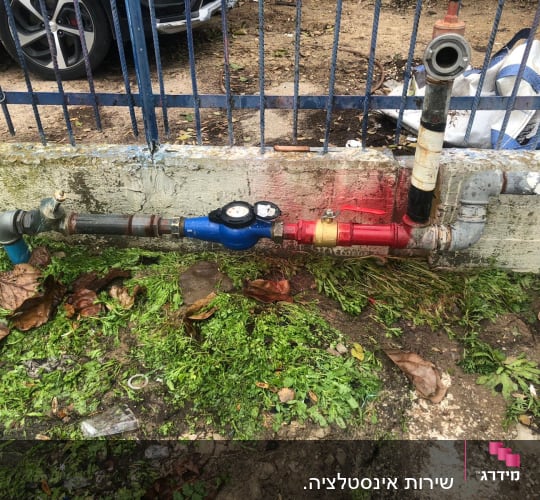 צינורות מים עם מד לחץ וברזים